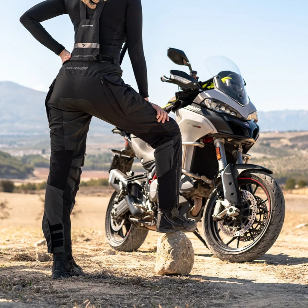 Women’s Motorcycle Pants: The Guide to All-season Riding